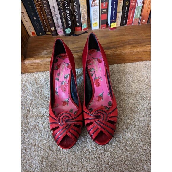 Betsey Johnson red satin peep toe heels sz 9.5 - Picture 1 of 7